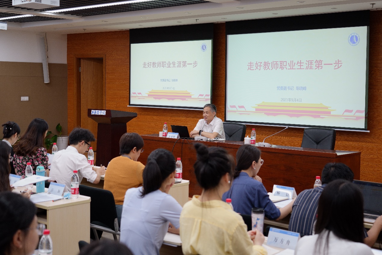 图为陈晓峰做开班第一讲 图为陈晓峰做开班第一讲