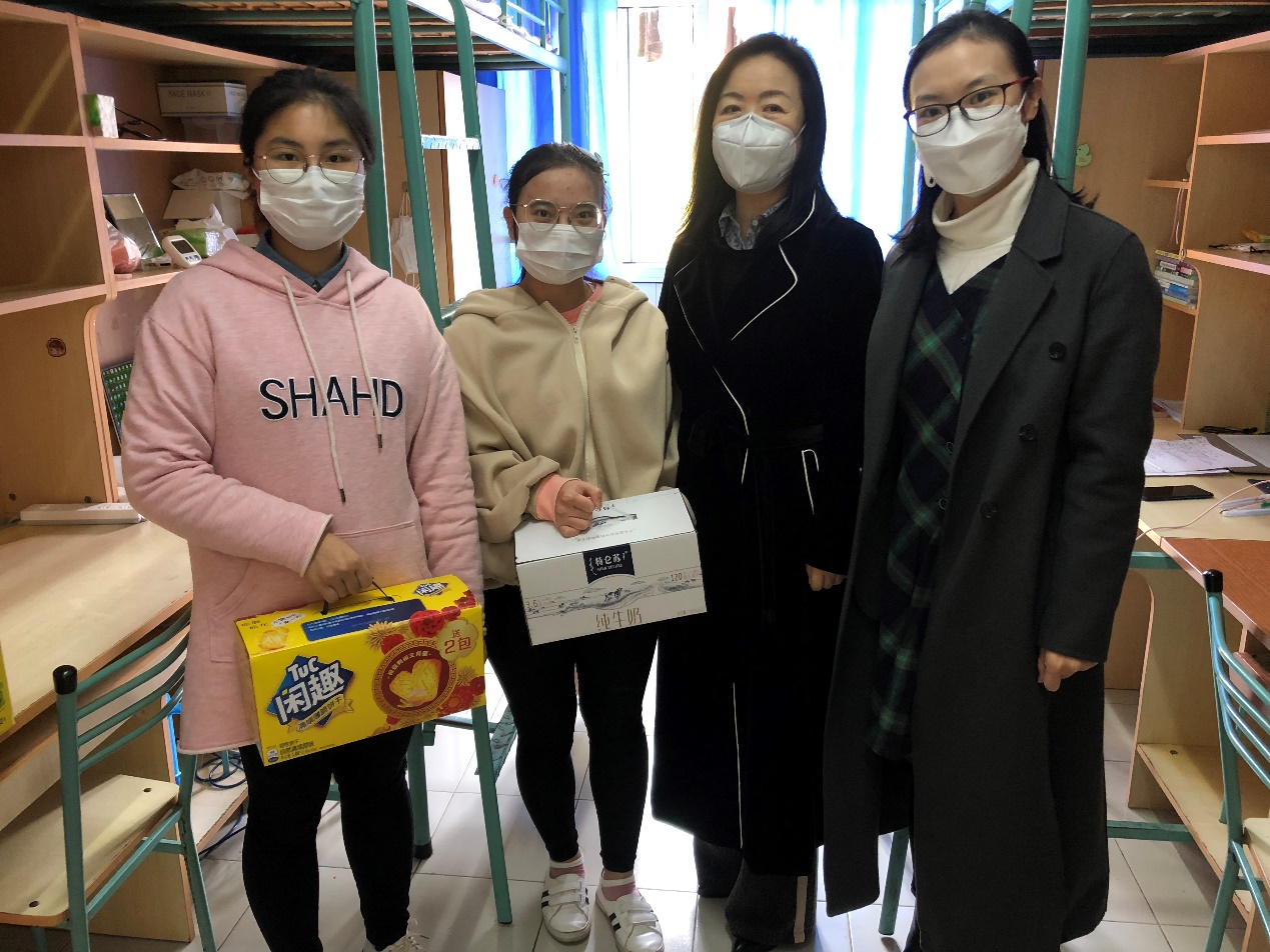 图为学院领导看望慰问在校学生 图为学院领导看望慰问在校学生