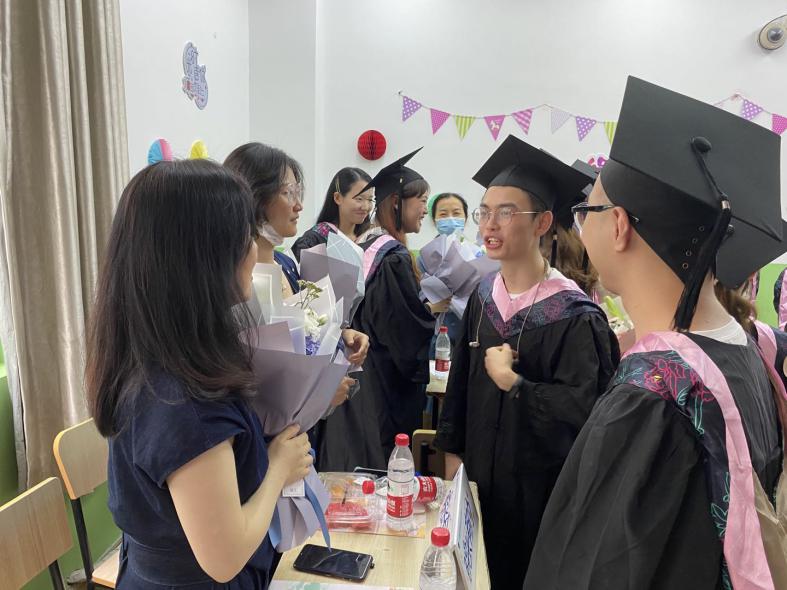 图为师生互动现场 图为师生互动现场