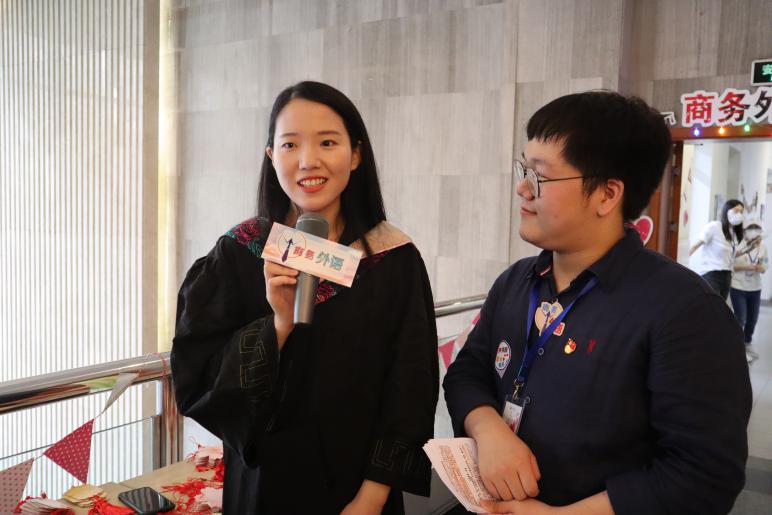 图为毕业生互动现场 图为毕业生互动现场