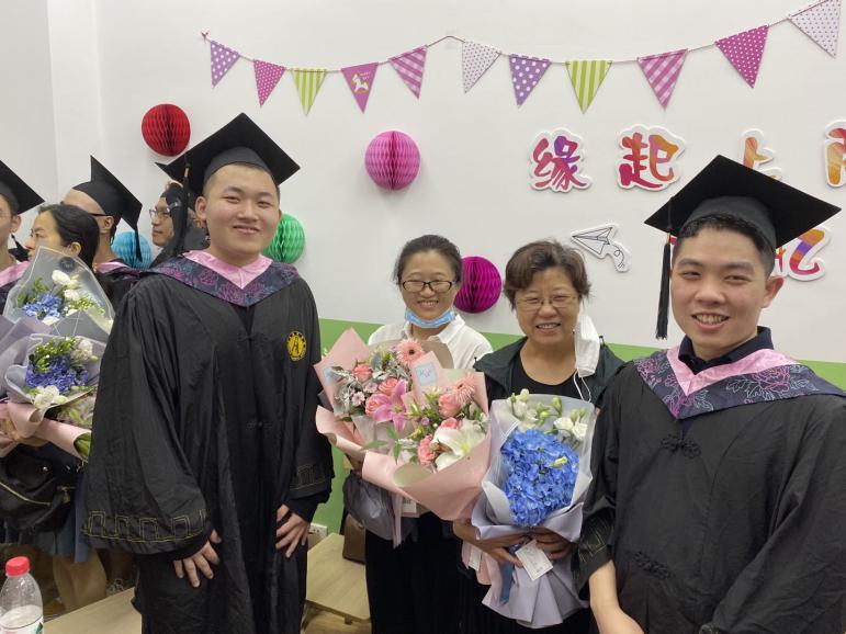 图为毕业生向教师代表献花 图为毕业生向教师代表献花
