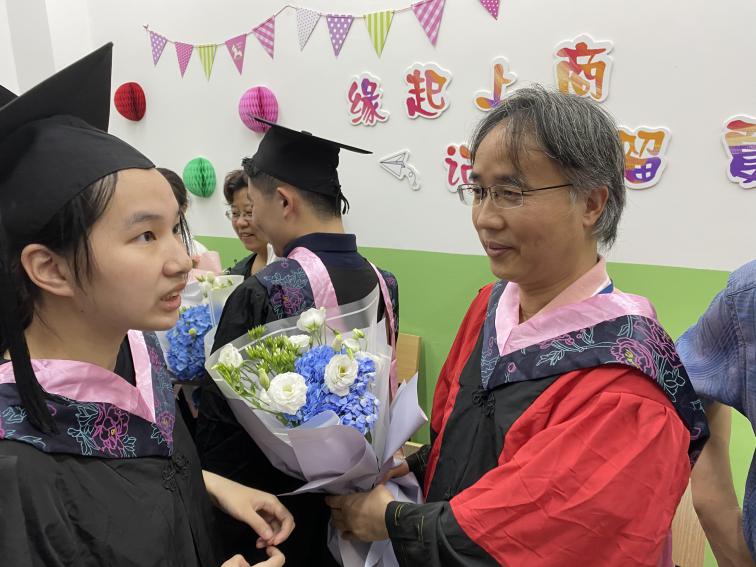 图为毕业生向教师代表献花 图为毕业生向教师代表献花
