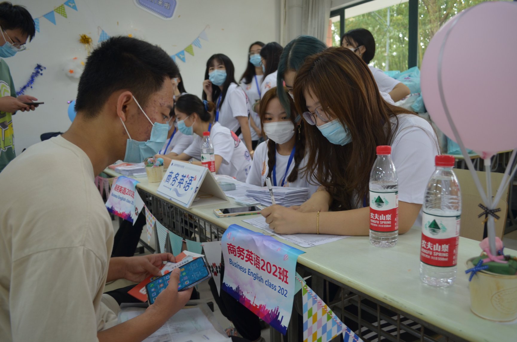 图为学长帮助新生办理报到手续 图为学长帮助新生办理报到手续