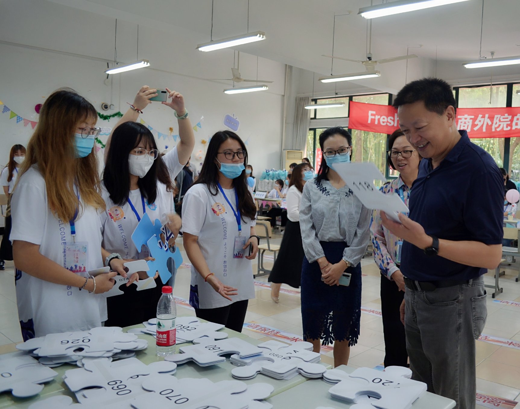 图为副校长钟幼伟驻足观察“上商,我来了!”拼图逐梦计划瞬间 图为副校长钟幼伟驻足观察“上商,我来了!”拼图逐梦计划瞬间