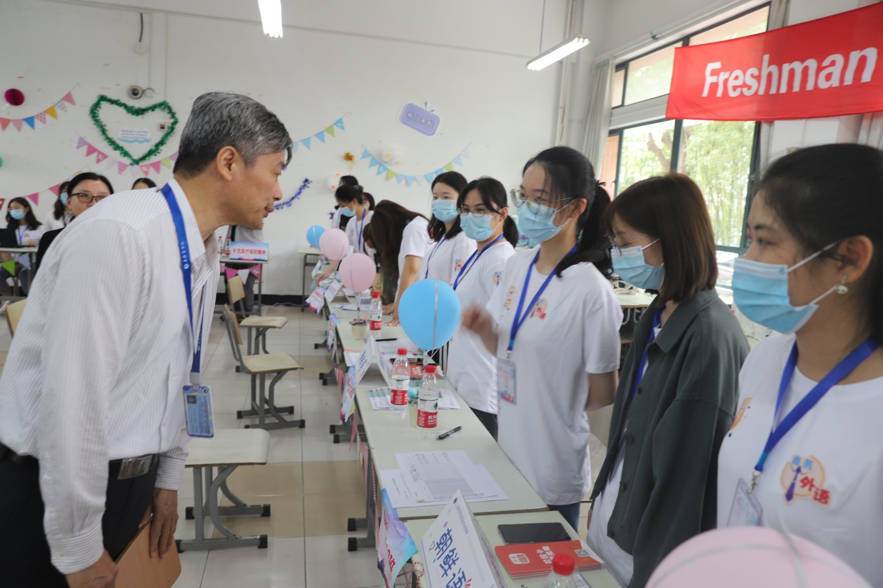 图为校长唐海燕与学长亲切交谈 图为校长唐海燕与学长亲切交谈