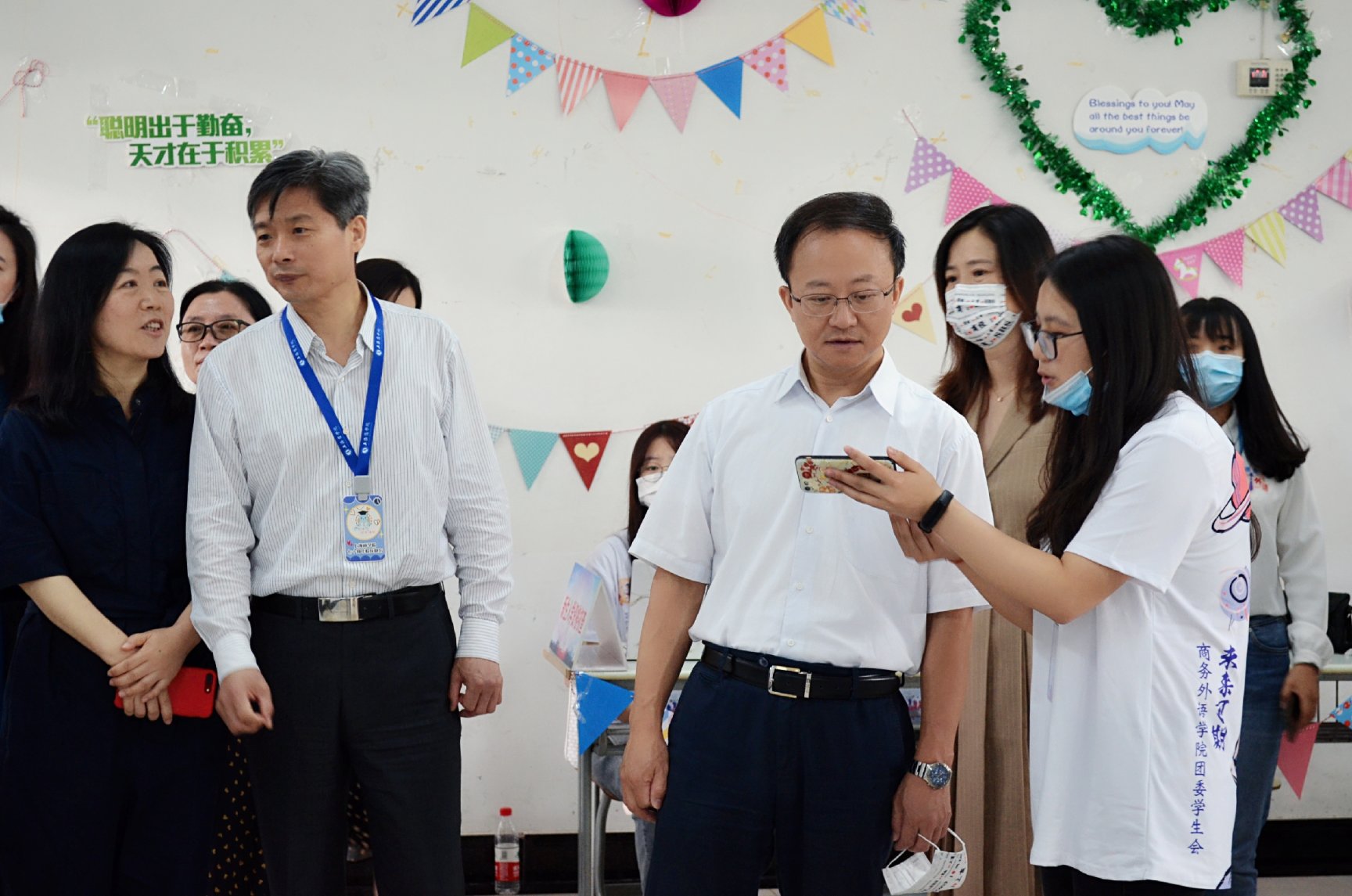 图为迎新学长代表为校领导介绍工作开展情况 图为迎新学长代表为校领导介绍工作开展情况