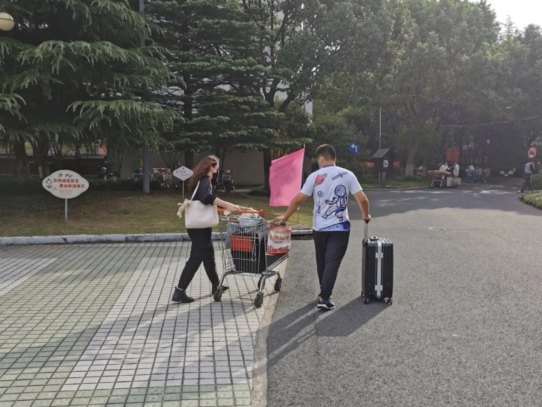 图为学长帮助新生运送行李 图为学长帮助新生运送行李