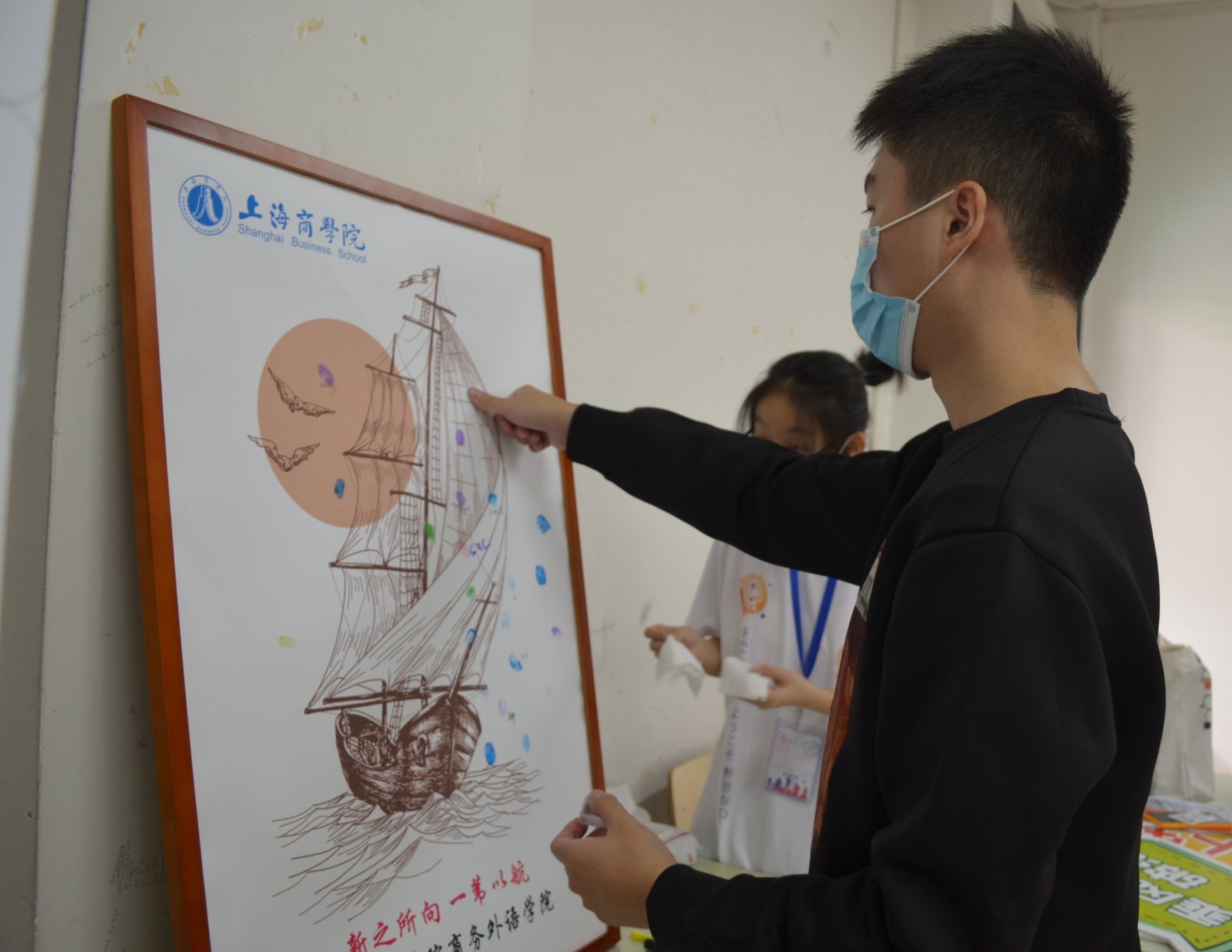 图为指纹留念活动 图为指纹留念活动